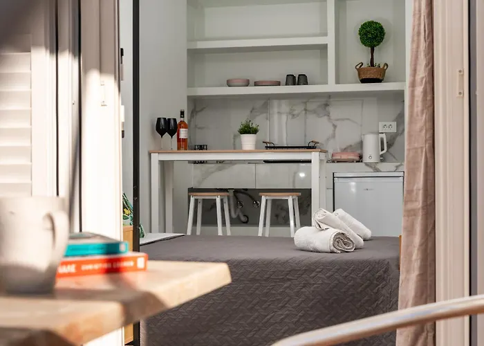 Avouris 2 Bedroom & アパート